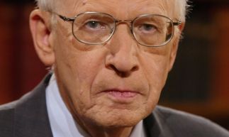 (FILES) This file photo taken on November 25, 2002 shows German historian Ernst Nolte posing during a TV debate in Paris. Nolte, 93, died on August 18, 2016. / AFP PHOTO / DANIEL JANIN